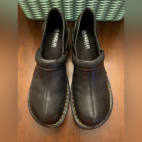 NWOT Magellan Outdoors Liesel Black Leather Slip-on Clogs - Picture 4 of 7